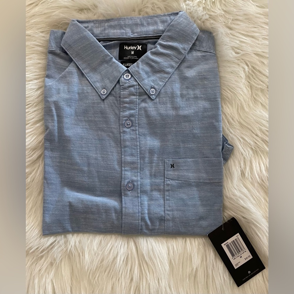 NWT. Hurley Men’s Short Sleeve Button Down Shirt. Size M, Classic Fit. Blue